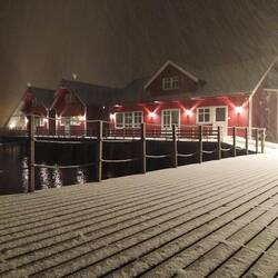Sarnes - ein Dorf mit 8 Seelen und einem Hafen zum Fischen von Königskrabben
