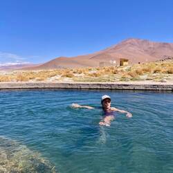 Lou barbote dans une source chaude