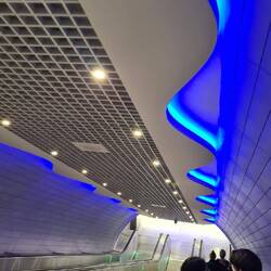 Das Design der Haltestelle zum Flughafen ist selbst an den Rolltreppen toll