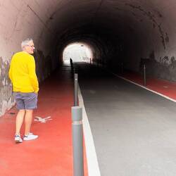 Durch diesen Tunnel kommen wir wieder zurück zum Parkplatz.