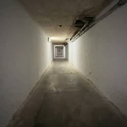 Dieser Gang befindet sich in dem merkwürdigen Gebäude und weißt den Weg zur Bar.