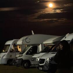 Vollmond nicht über den Bergen sondern über den WoMos