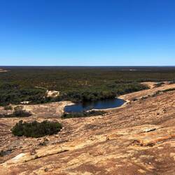 Unten: der künstliche Damm