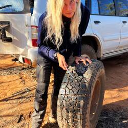 Lara befreit das Profil vom Schlamm und wir finden kurz darauf das kleine Loch