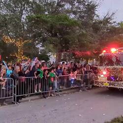 Santa Claus fährt auf dem Feuerwehrauto.