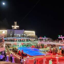 Die Lichter vom Weihnachtsmarkt gehen an - unter Vollmond