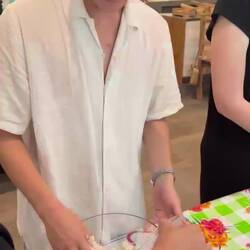 Tim beim Teig mischen