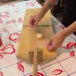 Jasmin beim Teig formen