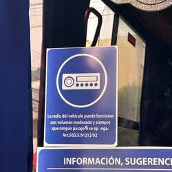 Una delle tante leggi cilene. Spoiler: non abbiamo chiesto all'autista di abbassare il volume