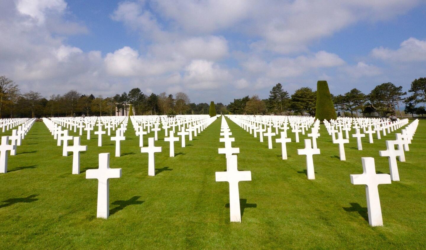 Rows of graves at the American War Cemetery, Omaha Beach in Normandy ...