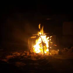 Das Huhn fürs Abendessen wird auf dem Feuer gekocht, weil es schöner ist als Gas