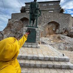 Mit dem Cache vor dem Miaoulis Monument