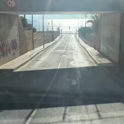 Durch die Unterführung und da ist schon die Strandpromenade