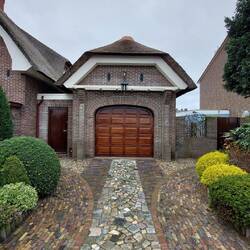 Was steht wohl hinter diesem Garagentor?