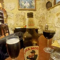 Gastrotipp Primi Piatti mit Mafiabezug (über dem Flaschenhals) aber vor allem wegen guter Pizza