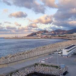 Blick auf den Hafen und die Strasse von Gibraltar mit dem wolkenbedeckten Jebel Moussa.