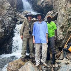 Vom Spritzwasser des Wasserfalls ganz nass. Das rechts ist Ericana.