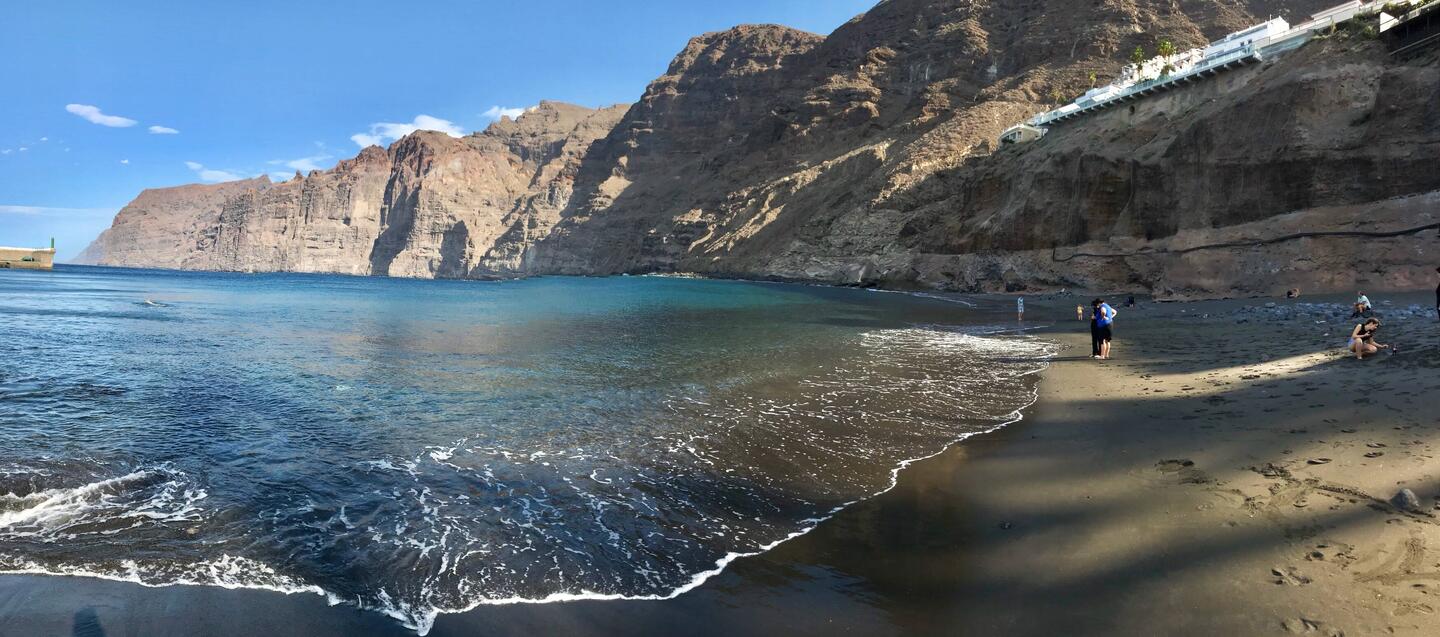 Der Playa de los Guios in Los Gigantes. Vormittags noch nicht viel los.