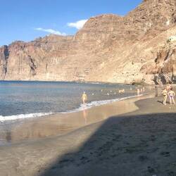 Am Nachmittag wird's dann voll am Strand von Los Gigantes.