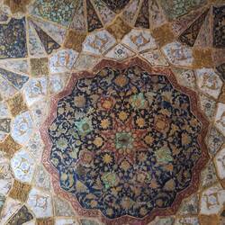 Die bemalte Deckenkuppel über den Grabstätten