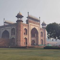 Das imposante West Gate, die 22 kleinen Kuppen stehen für 22 Jahre Bauzeit