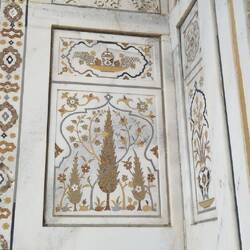 Auch hier unglaublich feine Intarsienarbeit