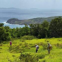 der Abstieg über Steine und feines Geröll zur anderen Seite der Insel