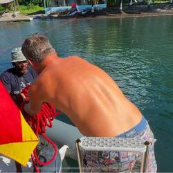 Uwe übergibt die Schwimmleinen