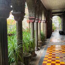 Säulengang der kath. Kirche