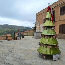 Weihnachtsbaum und Statue am Belvedere