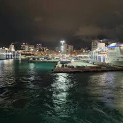 Einfahrt im Hafen Genua...