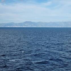 Monaco mit den Bergen des Nationalparks Mercantour.