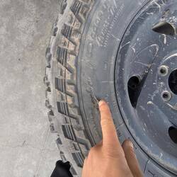 Die Schnittspuhren an den alten Reifen sind recht tief und das Profil mit kaum mehr was dran tod.