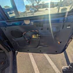 Spiegel auf dem Einkaufparkplatz montieren.