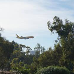 Wer baut den Flughafen so, dass die Anflugschneise direkt in der Stadt ist???