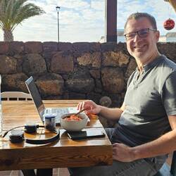 Nach dem Joggen Obstsalat. Tagesstart nach Dirks Geschmack, da stört nicht mal die Arbeit :)