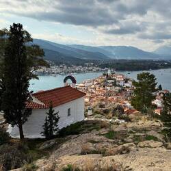 Heilige Kirche Agios Athanasios mit Block auf den Hafen