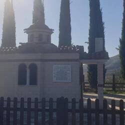 Das neue Kirchlein oberhalb.