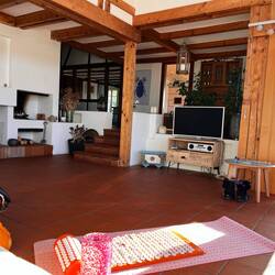 Das Haus ist so schön und so warm. Unglaublich. Es tut einfach gut hier zu sein.