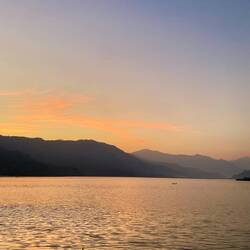 Der Blick am Abend über den Phewa See