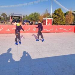 La patinoire en glace synthétique à Izmir , une tradition pour les fêtes de Noël.