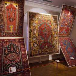 La collection comprend des tapis produits entre le XVIe et le XIXe siècle.