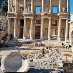 Éphèse : La 3ème plus grande bibliothèque gréco-romaine, après celle d'Alexandrie et Pergame.