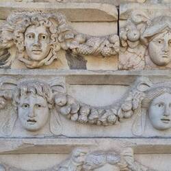 C'est rare de trouver des bas reliefs aussi bien conservés.