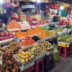 Gemüsestand am Nachtmarkt