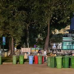 Die Stadt ist sehr sauber, denn einen Mangel an Mülltonnen gibt es hier nicht