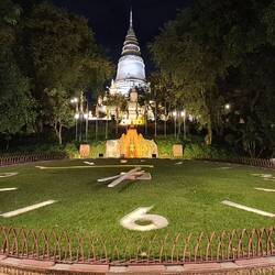 Große Uhr unter Wat Phnom
