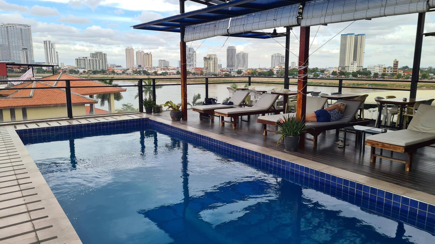 Onederz Hostel Poolterrasse