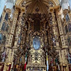 Links vom Altar die Flagge von Mexiko 🇲🇽 , rechts die vom Vatikan. 🇻🇦