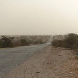 Diese kleinere Straße führt zum Grenzübergang Diama